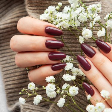 Bordo manikura izgleda sjajno na kratkim i na dugim noktima