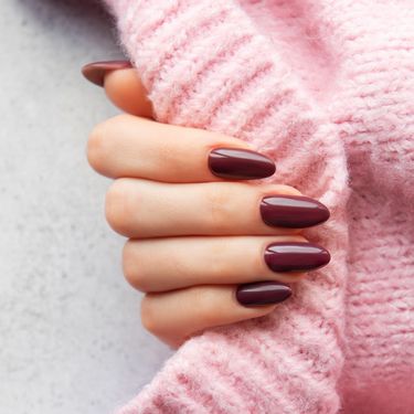 Bordo manikura izgleda sjajno na kratkim i na dugim noktima