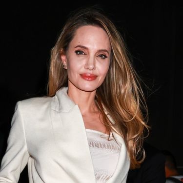 Angelina Jolie u bijelom odijelu i platformama brenda Aquazzura - 4