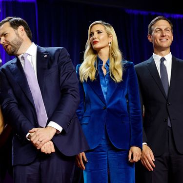 Ivanka Trump u baršunastom plavom odijelu nakon očeve pobjede na američkim predsjedničkim izborima - 7