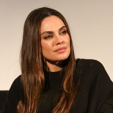 Mila Kunis u udobnim crnim gležnjačama - 3