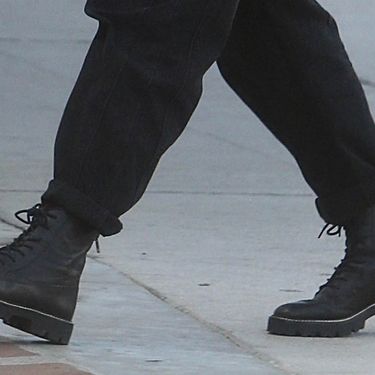 Mila Kunis u udobnim crnim gležnjačama - 4