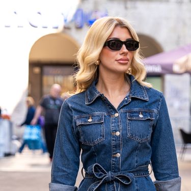Street style izdanje Tiffany Sopić u traper haljini iz Zare