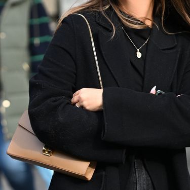 Crni kaput popularan je izbor za zimu na hrvatskim ulicama