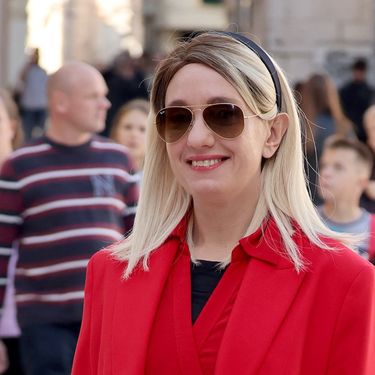 Dama sa zadarskih ulica u odličnoj crvenoj kombinaciji