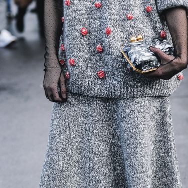 Žena u pletenoj suknji