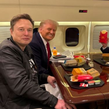 Elon Musk, Donald Trump, Donald Trump Jr. i Robert F. Kennedy Jr. kako jedu McDonalds u privatnom zrakoplovu