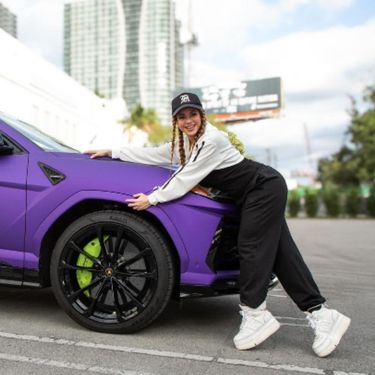 Pjevačica Shakira i ljubičasti Lamborghini Urus na poklon