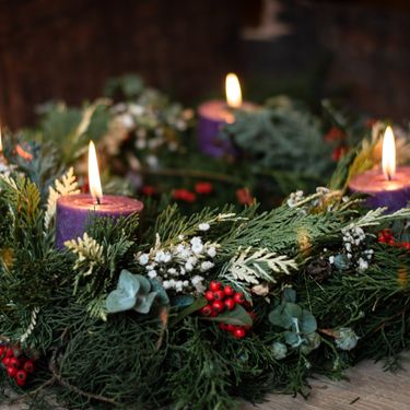 Adventski vijenci ukrašeni cvijećem