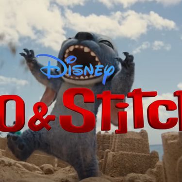 Stitch iz filma Lilo i Stitch na plaži i naslov filma