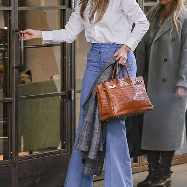 Jennifer Lopez u bijeloj košulji i plavim trapericama