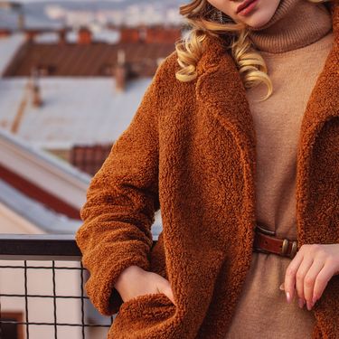 Žena u pletenoj haljini