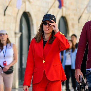 Šetnja Stradunom u crvenom odijelu