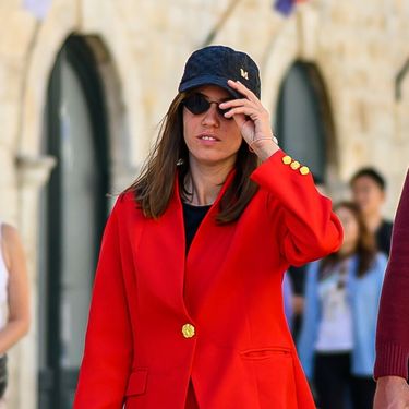 Šetnja Stradunom u crvenom odijelu