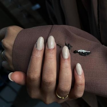 Manikura u sjajnoj boji vanilije