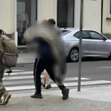 Muškarac u šetnji s ogromnom ribom na ramenu