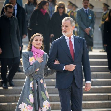 Kraljica Letizia u kaputu s cvjetnim uzorkom