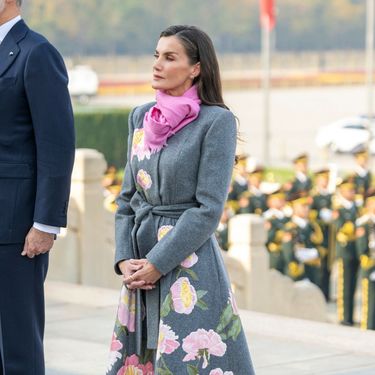 Kraljica Letizia u kaputu s cvjetnim uzorkom