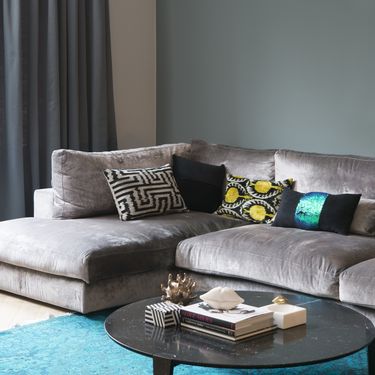 Elegantan stan u kojem su baršunasta kutna garnitura i električni kamin glavne zvijezde - 6