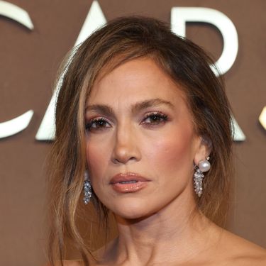 Sve su naglasile i viseće naušnice s biserima i dijamantnim detaljima