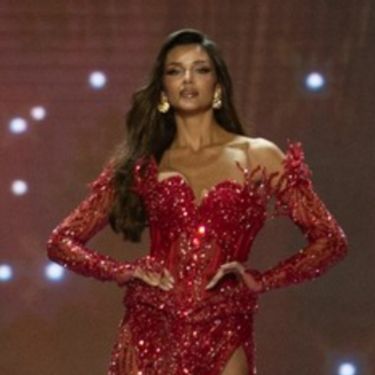 Miss Universe Hrvatske Laura Gnjatović u crvenoj večernjoj haljini na svjetskom izboru za Miss Universe