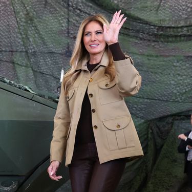 Melania Trump u kožnatim hlačama i gležnjačama od brušene kože - 2