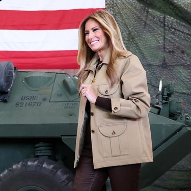 Melania Trump u kožnatim hlačama i gležnjačama od brušene kože - 5