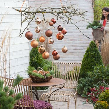 Ukrašavanje doma za Božić smeđim detaljima