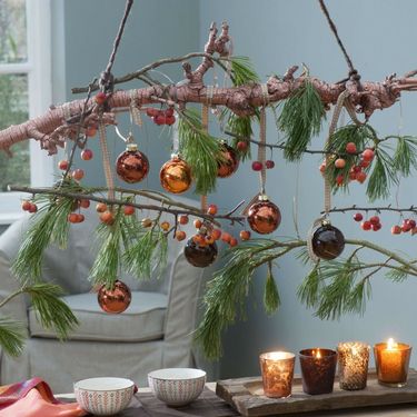 Ukrašavanje doma za Božić smeđim detaljima