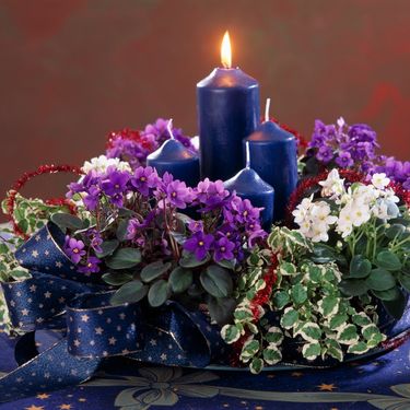 Adventski vijenci ukrašeni cvijećem