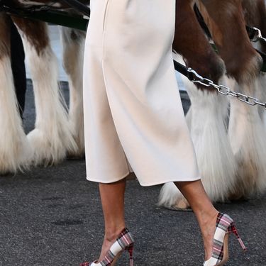 Bijeli kaput modne kuće Dior samo s prednje strane ima remen