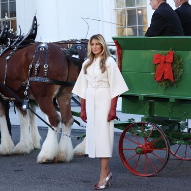 Melania Trump u bijelom kaputu modne kuće Dior i kariranim štiklama Manolo Blahnik - 6