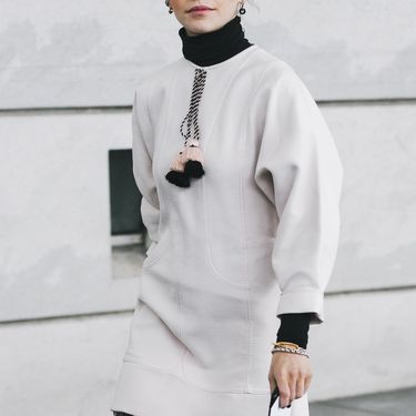 Pletivo s visokim ovratnikom odličan je izbor za boravak na otvorenome