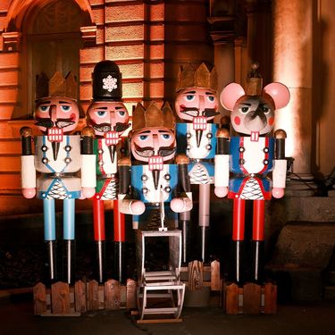 Orašari ispred zagrebačkog HNK u slopu Adventa