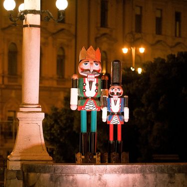 Orašari ispred zagrebačkog HNK u slopu Adventa