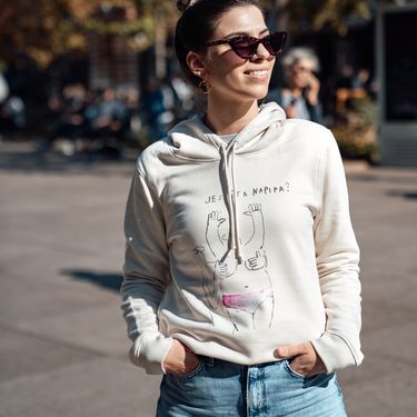 Kupnjom majice s ilustracijom Tisje Kljaković Braić pomažete Udruzi Nismo same