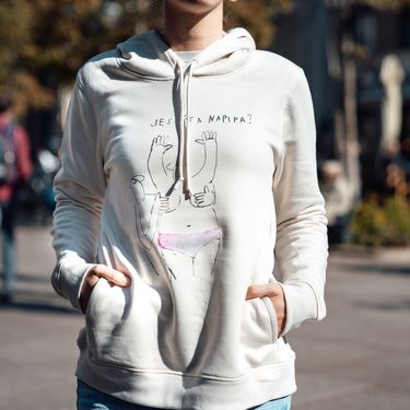 Kupnjom majice s ilustracijom Tisje Kljaković Braić pomažete Udruzi Nismo same - 2