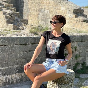 Irena Pecotić u čizmama Dr. Martens i kratkim traper hlačicama - 1