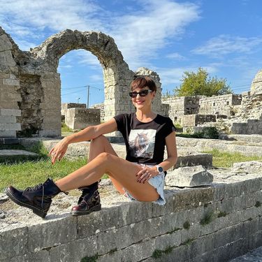 Irena Pecotić u čizmama Dr. Martens i kratkim traper hlačicama - 2