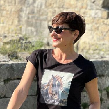 Irena Pecotić u čizmama Dr. Martens i kratkim traper hlačicama - 6