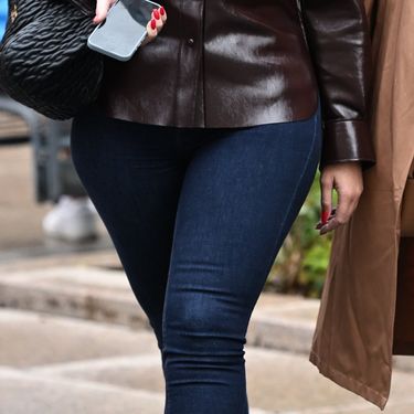 Ulična moda brineta u skinny trapericama u Zagrebu - 2