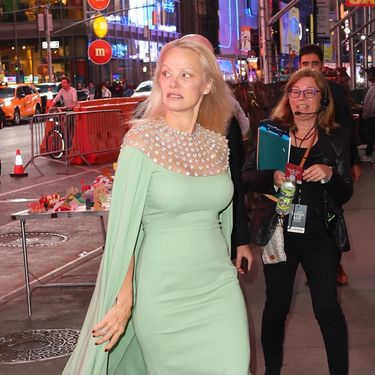 Pamela Anderson u haljini modne kuće Oscar de la Renta na dodjeli dodjeli nagrada Glamour Women of the Year u New Yorku - 3