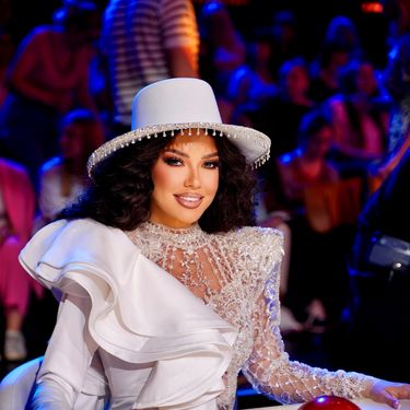 Maja Šuput kao brineta u bijelom kombinezonu