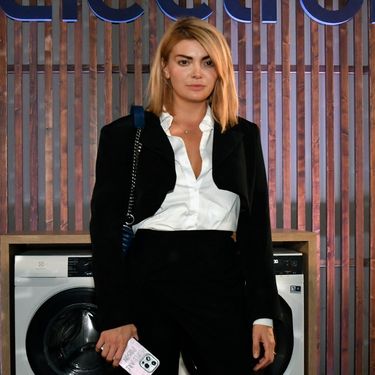 Ella Dvornik u tenisicama i crnom odijelu