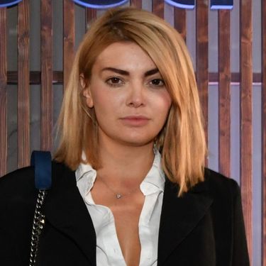 Ella Dvornik u New Balance tenisicama i odijelu - 4