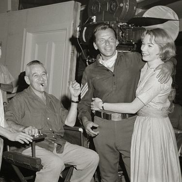 Dean Martin, Audrey Hepburn, redatelj William Wyler, Frank Sinatra i Shirley MacLaine na setu filma 'Glasna šaputanja' iz 1961. godine