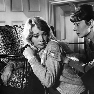 Shirley MacLaine i Audrey Hepburn u filmu 'Glasna šaputanja'