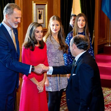 Kralj Felipe VI. i kraljica Letizia u društvu princeze Leonor i infante Sofije na primanju