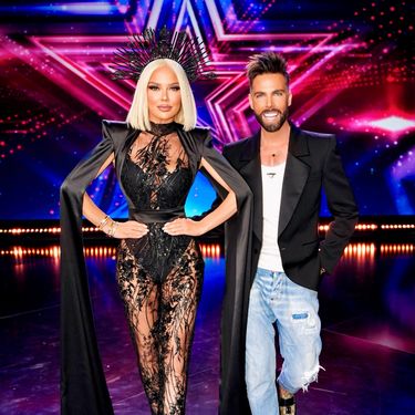 Maja Šuput u crnom kombinezonu u Supertalentu