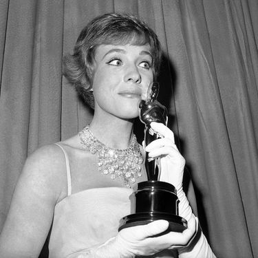 Julie Andrews s Oscarom koji je osvojila za ulogu Mary Poppins